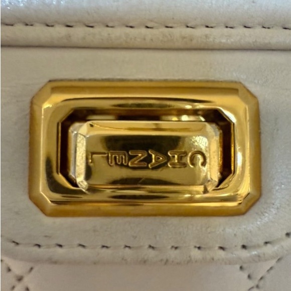 Vintage Chanel Turn Lock Chain Bag 1️⃣8️⃣0️⃣0️⃣ - Picture 8 of 13